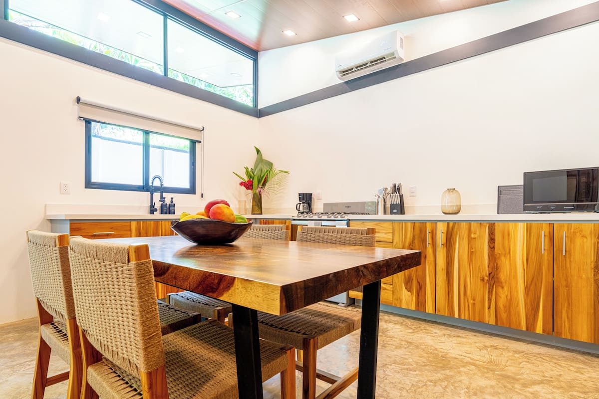 Comfort Room, Garden View | Living area