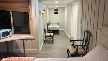 4 habitaciones, tabla de planchar con plancha, wifi y ropa de cama
