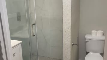 Secadora de cabello, toallas, jabón, papel de baño