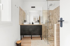 Dusche, Haartrockner, Handtücher, Toilettenpapier