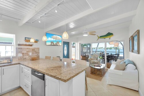 Reel and Relax-Key Colony Beach 2BR, Cabana Club, 40’ dock & 5 min to Atlantic