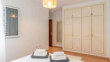 2 slaapkamers, een strijkplank/strijkijzer, wifi, beddengoed