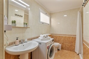 Dusche, Haartrockner, Handtücher