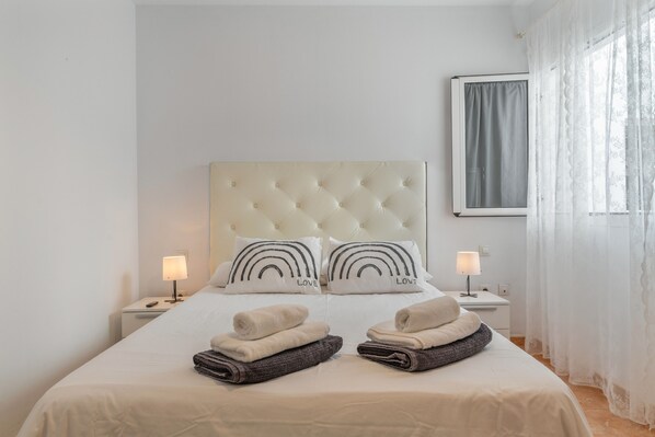 2 bedrooms, iron/ironing board, WiFi, bed sheets