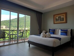 Caja de seguridad en la habitación, escritorio y cortinas blackout 