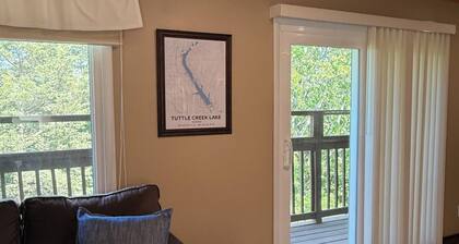 Cozy Tuttle Creek Cabin with great lake views and close proximity to Manhattan