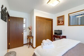 Suite | Laptop workspace, free WiFi