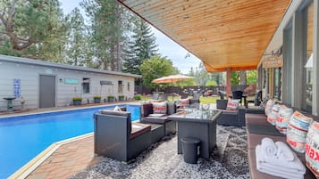 Una piscina al aire libre de temporada