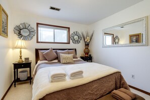 Suite | Laptop workspace, free WiFi - Spokane Valley Escape (Spokane Valley)