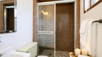 Suite | Baño | Amenidades de baño gratuitas, toallas, jabón, shampoo