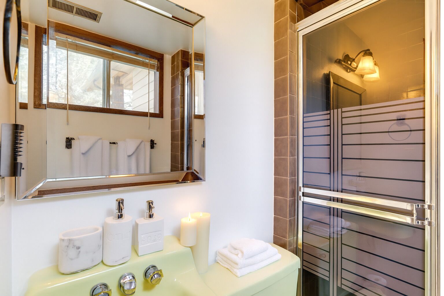 Suite | Bathroom | Free toiletries, towels, soap, shampoo