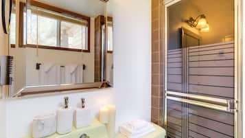 Suite | Bathroom | Free toiletries, towels, soap, shampoo