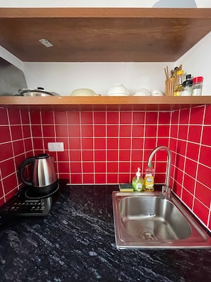 Frigobar, micro-ondas, cooktop, talheres/pratos/utensílios de cozinha