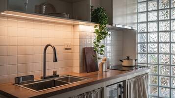 Mini-frigorifero, microonde, piano cottura, macchina per caffè espresso