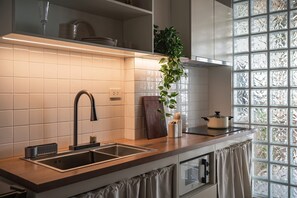 Mini-Kühlschrank, Mikrowelle, Herdplatte, Espressomaschine