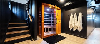 Modern 4BR Home on Golf Course + Sauna Close to Campus, Dining & Entertainment