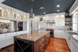 Fridge, microwave, oven, stovetop - Beautiful Lake Geneva Lakefront home adorably decorated in sought after Fontana! (Fontana-on-Geneva Lake)