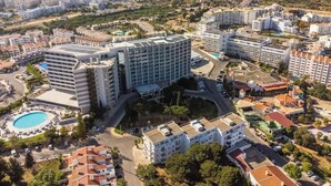 Un hôtel de grande hauteur, doté de nombreux étages, d’une piscine et d’un espace paysager.