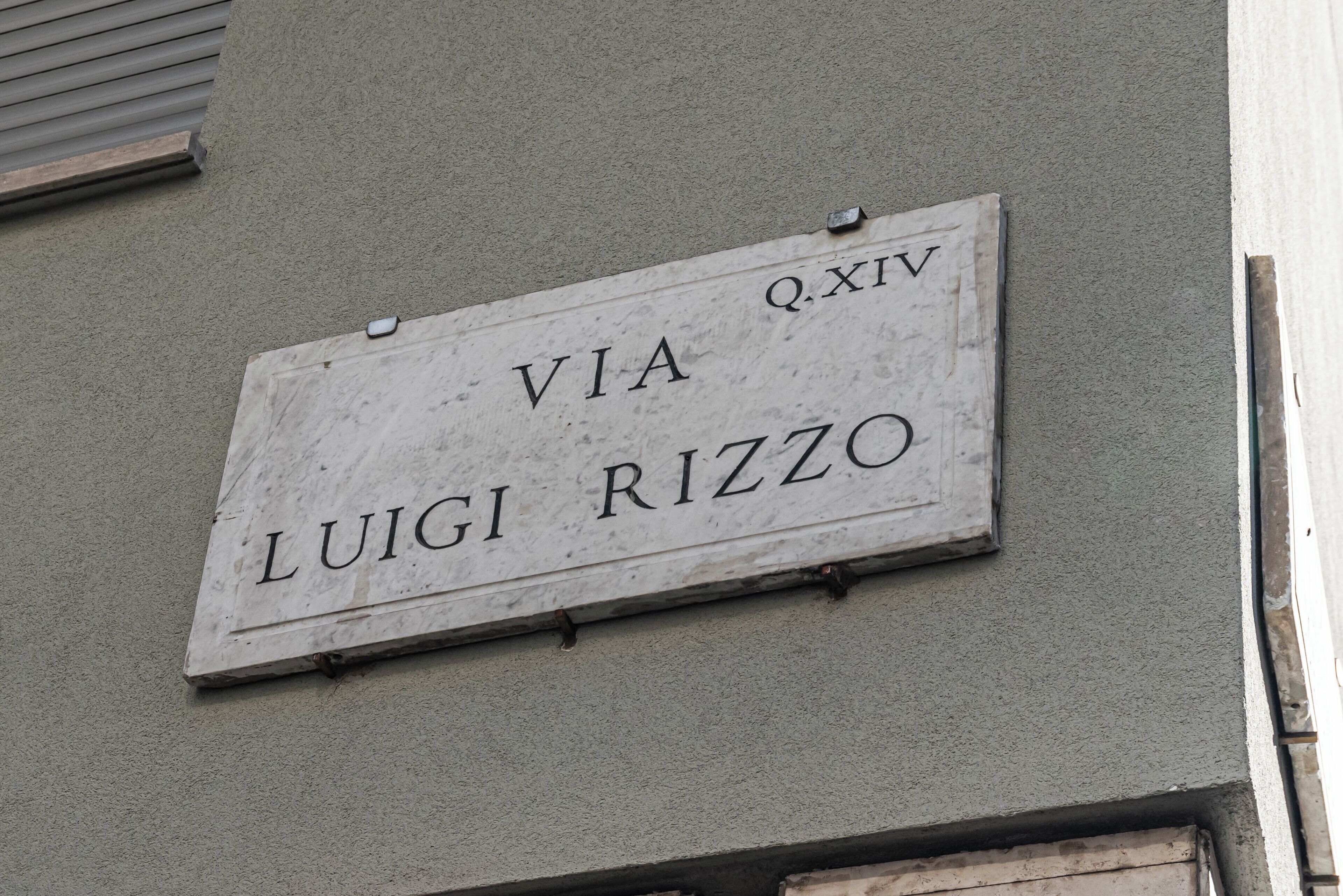 Ein Straßenschild mit der Aufschrift "VIA LUIGI RIZZO" und der Hausnummer "Q.XIV".
