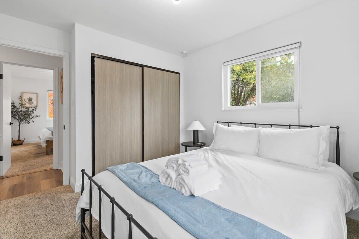 Casa (3 Bedrooms) | 3 quartos, escrivaninha, espaço de trabalho para notebook