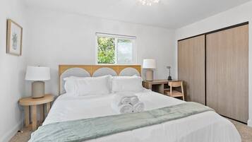 3 habitaciones, escritorio y espacio para trabajar con laptop