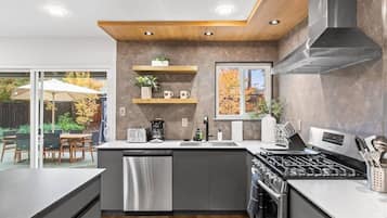 Coffee/tea maker, electric kettle, toaster, cookware/dishes/utensils