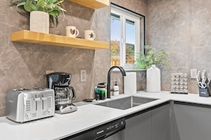 獨棟房屋 (3 Bedrooms) | 私人廚房 | 咖啡機/沖茶器、鍋具/餐盤/廚房用品、餐桌