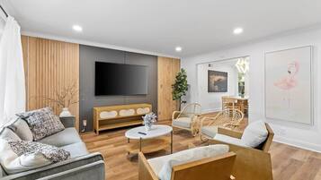 Televisi layar datar 43-inci dengan saluran TV kabel