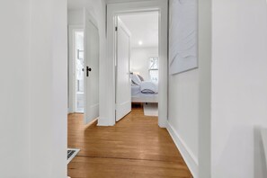 3 bedrooms, iron/ironing board, free WiFi, bed sheets - Hoosier Fan House-Walk to stadiums/Downtown (Bloomington)