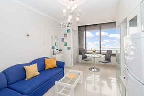 TV - Sun Port Ocean Views - Renovated & Pool 2 (Puerto Rico)