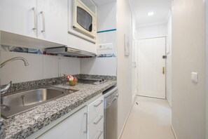 Fridge, microwave, dishwasher, coffee/tea maker