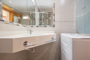 Shower, hair dryer, towels