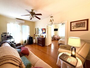 TV, books - Historic, Downtown, Private Entrance and Bath (Brenham)