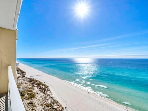 Condo, varias camas (Emerald Beach 1631) | Playa | En la playa 