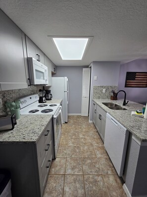 冷蔵庫、電子レンジ、オーブン、コンロ