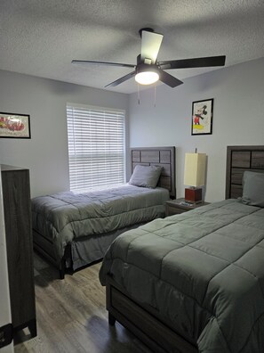 3 室のベッドルーム、アイロン / アイロン台、旅行用ベビーベッド、WiFi (無料)