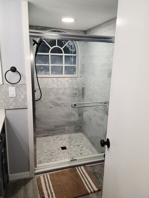 Een douche, een haardroger, handdoeken, zeep