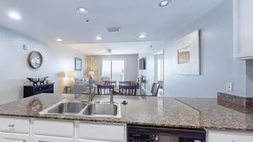Apartment, Mehrere Betten (Sterling Breeze 1207) | Innenbereich