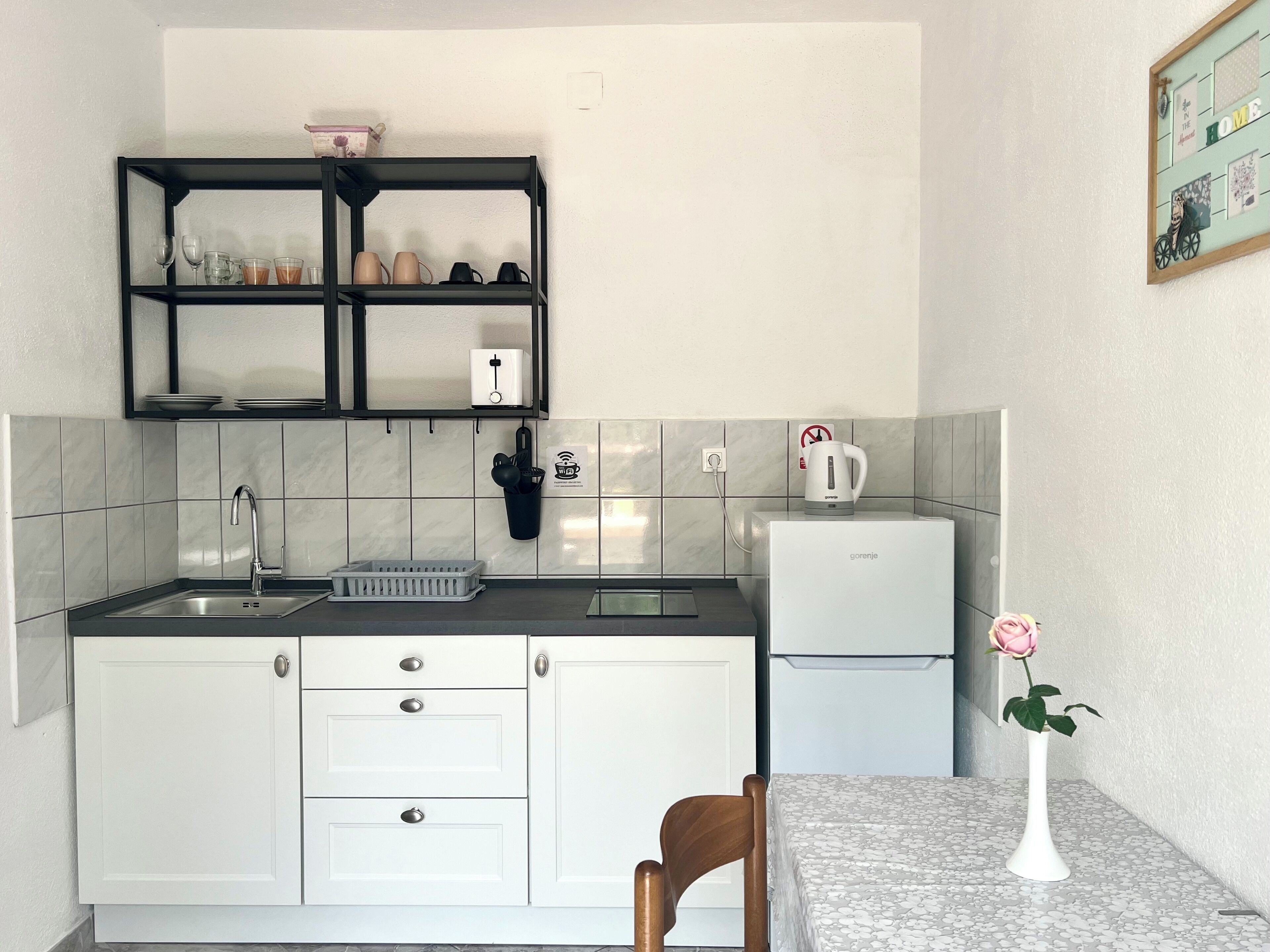 Réfrigérateur, micro-ondes, cafetière/bouilloire, tables à manger