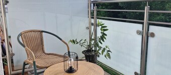 Cichy apartament z balkonem i prywatnym parkingiem