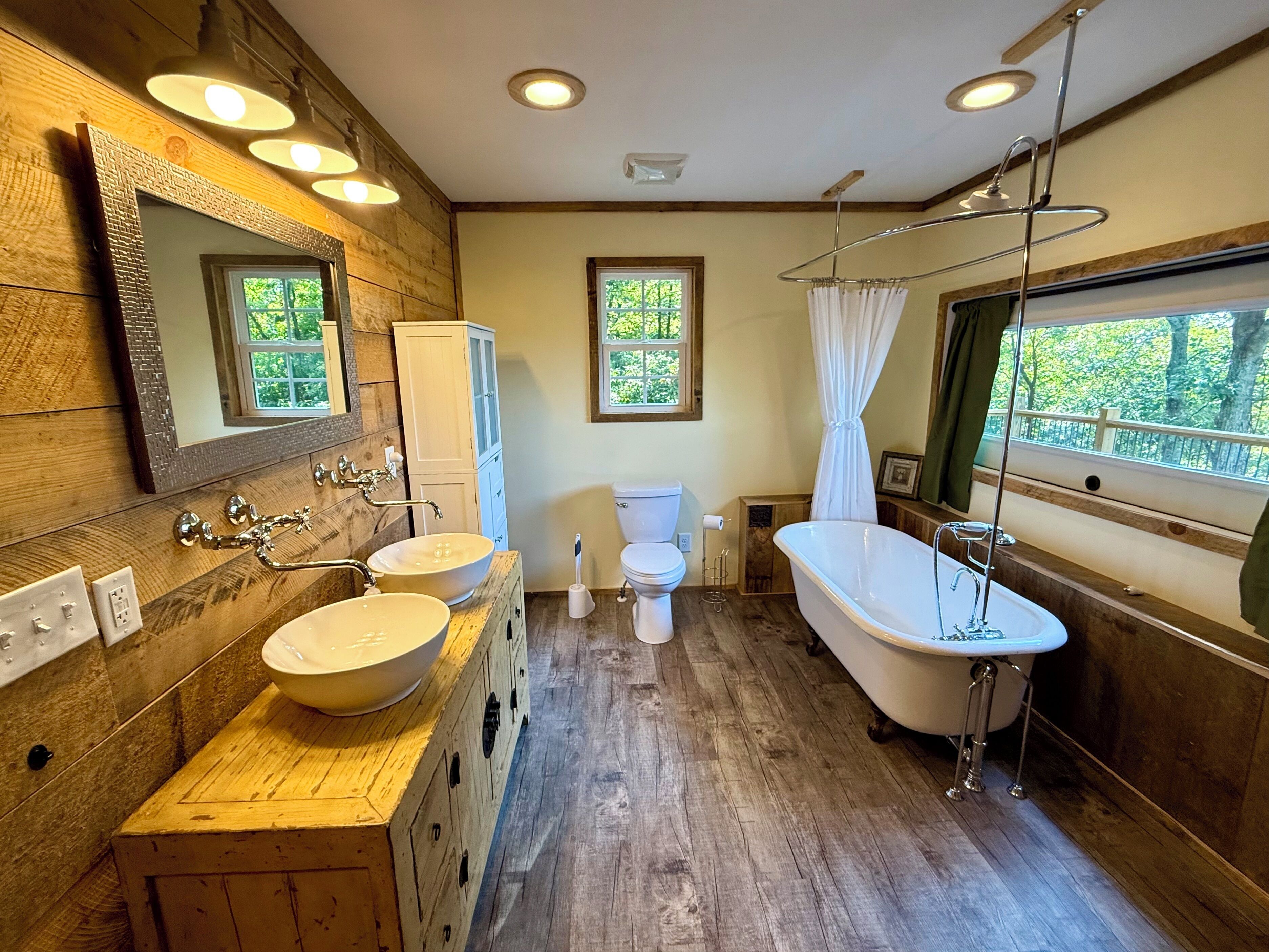Dusj, hårføner, håndklær og såpe