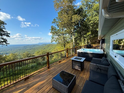 Tranquil Escape: Hot Tub, Scenic Views, Family Fun