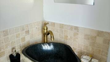 Secador de pelo, toallas, jabón y papel higiénico