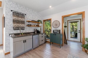 Kjøleskap og mikrobølgeovn