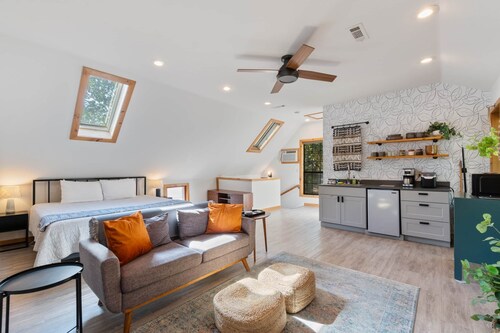 King Bed | Boho Charm | 2 minutes to Downtown