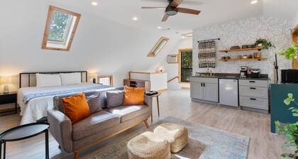 King Bed | Boho Charm | 2 minutes to Downtown