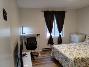 3 bedrooms, desk, iron/ironing board, free WiFi