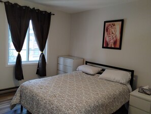 3 bedrooms, desk, iron/ironing board, free WiFi