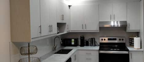 Jääkaappi, mikroaaltouuni, uuni, liesi