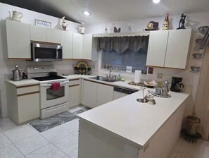 Microondas, parrilla de estufa y lavavajillas